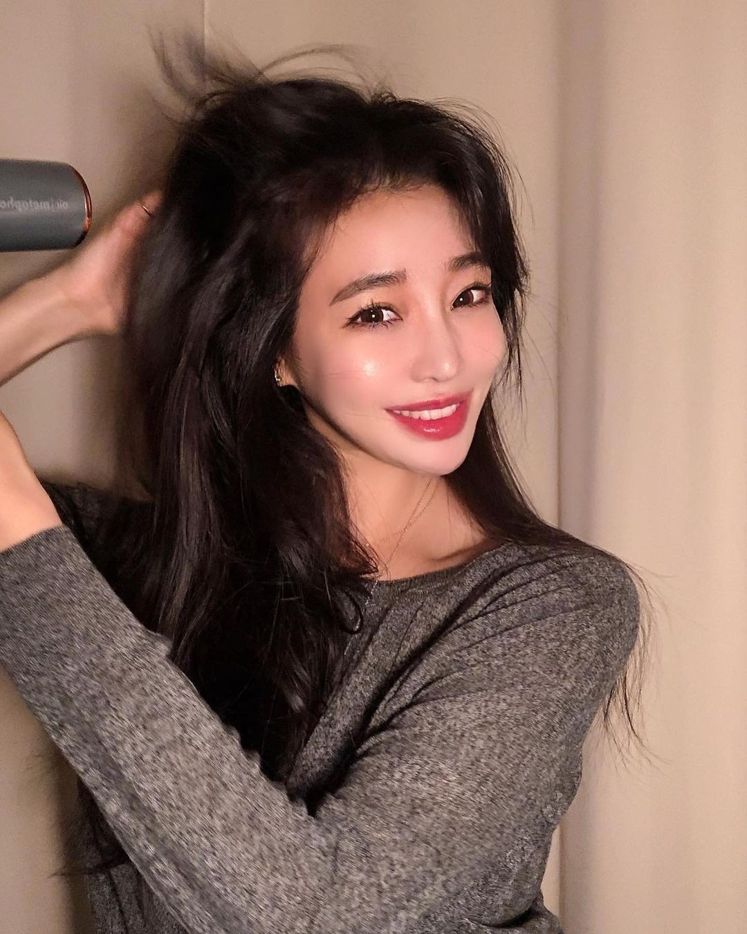 頭髮沒有徹底吹乾會導致頭髮因為睡覺時壓着變乾而變得更扁。