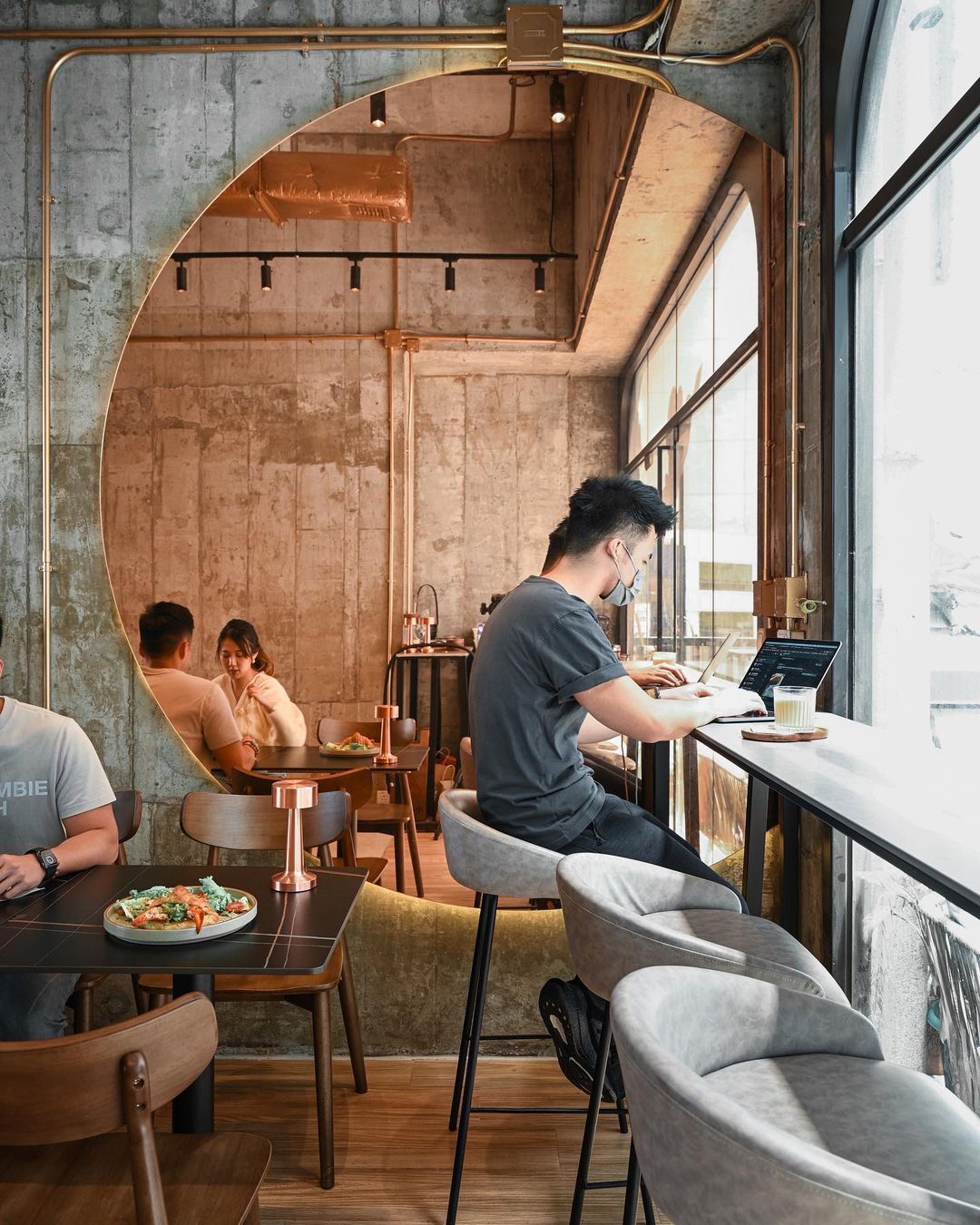 Ellipsis Cafe&Lounge以工業水泥風設計配上特大玻璃窗