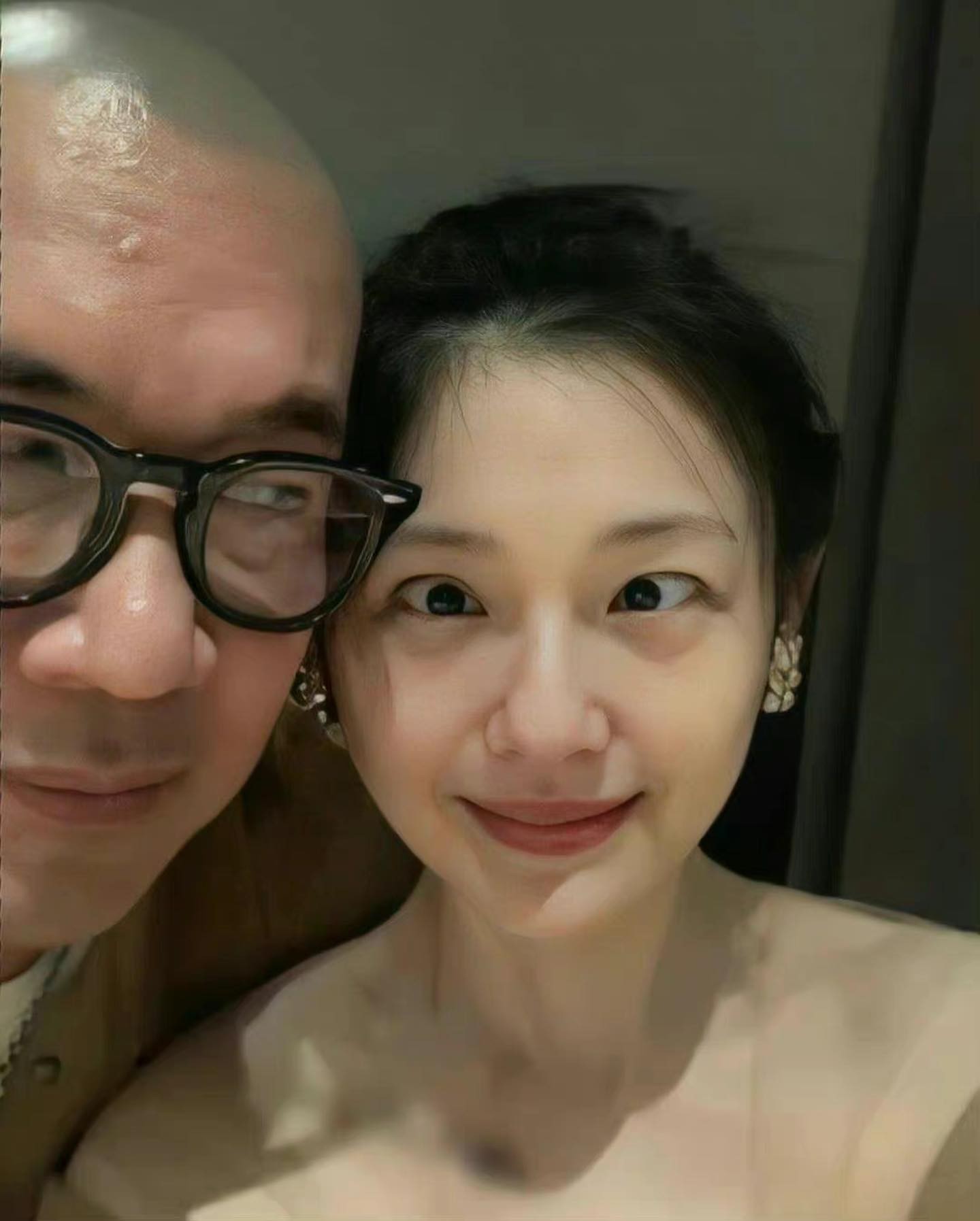 大S俏皮擠出鬥雞眼,隔住個mon都能感受到她嫁給愛情。