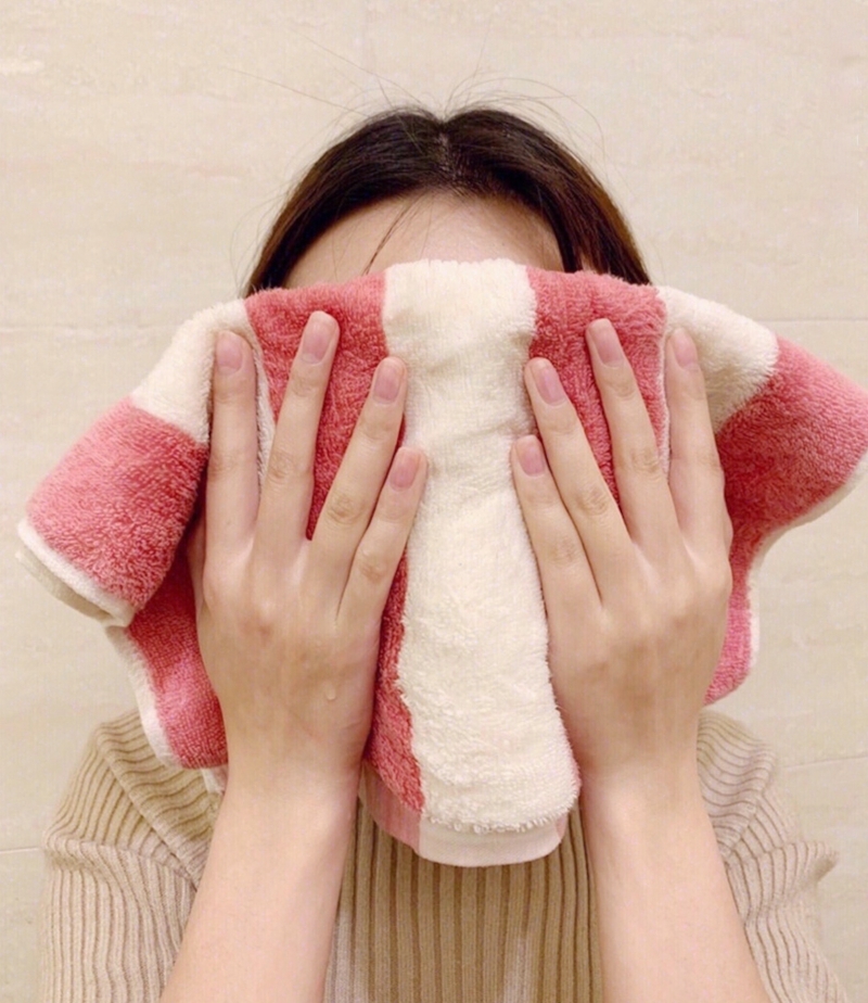 熱敷法就是把熱毛巾敷在臉上。