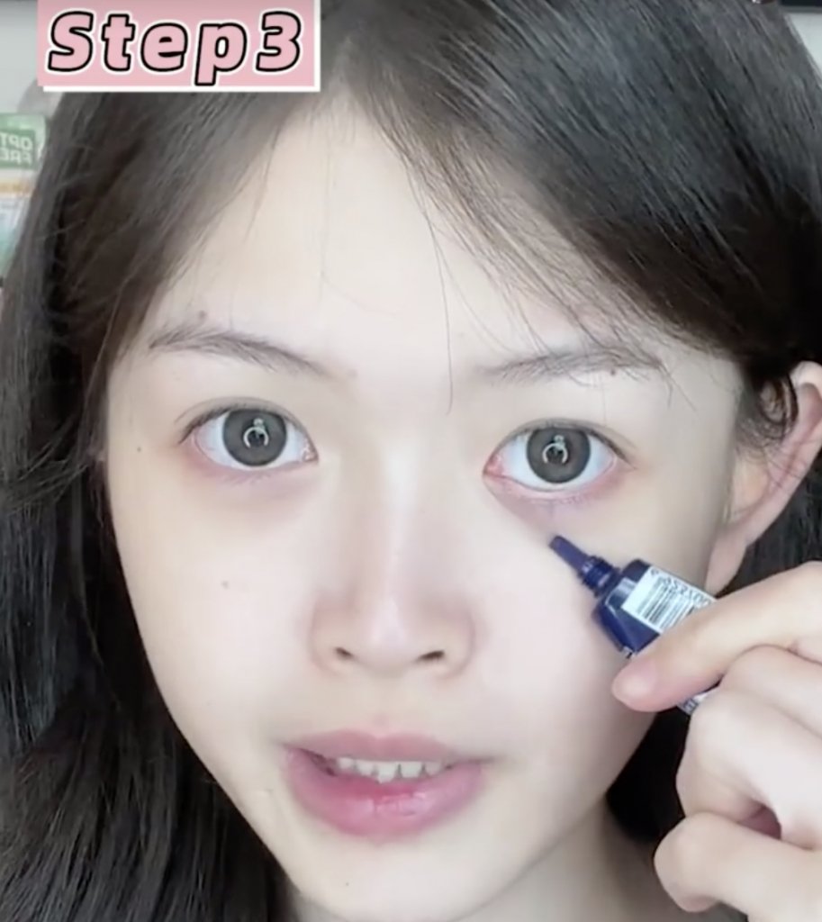 消除黑眼圈步驟三:塗上眼霜。