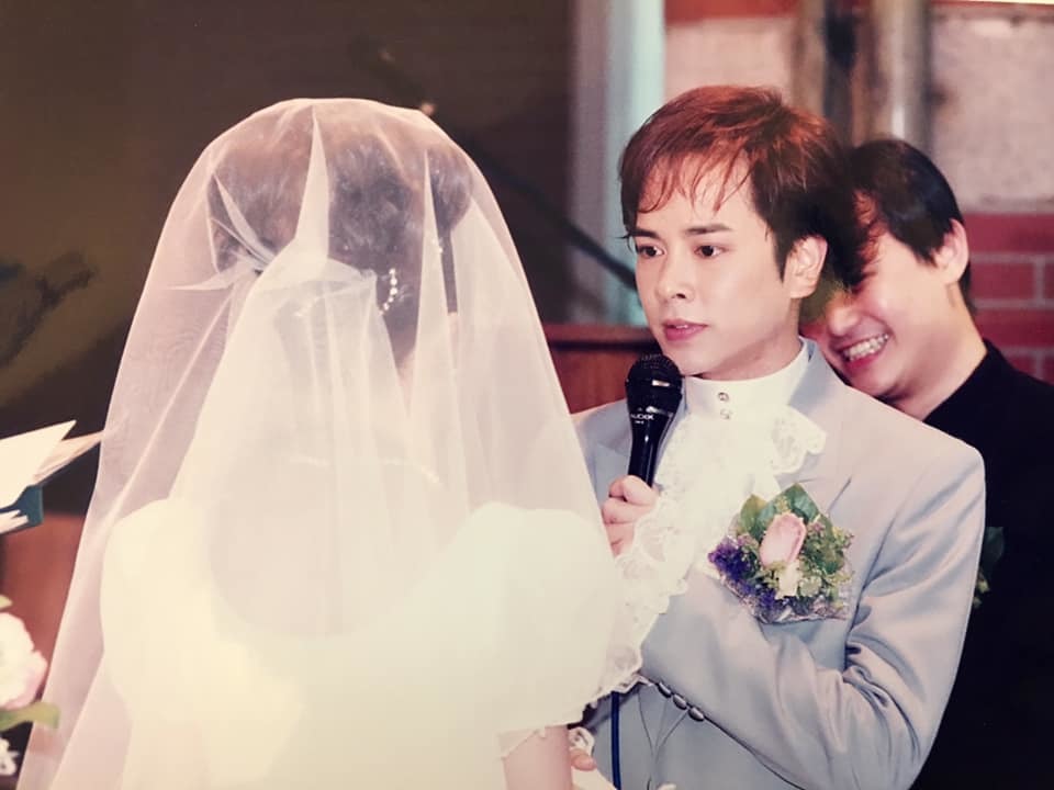 當年在結婚儀式中的情深眼神，一臉幸福的神情，充滿濃濃的愛意。