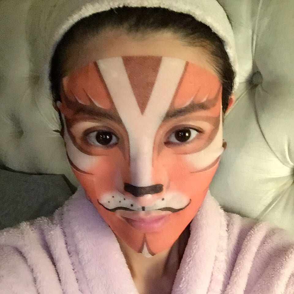 李嘉欣非常注重肌膚補濕,她每個星期一定會敷3至4次面膜,以保持肌膚水潤。