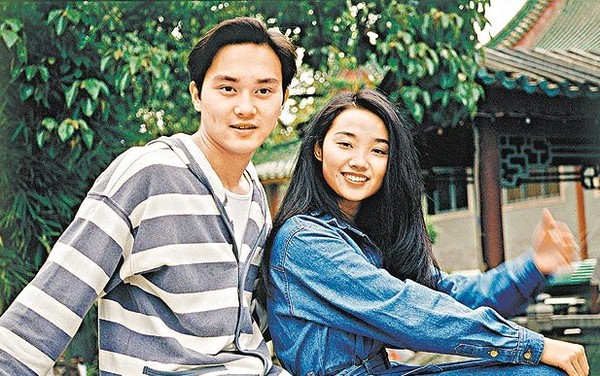 1991年,許秋怡被安排與張智霖合唱《現代愛情故事》而一曲成名