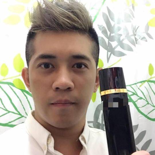 網上流傳一張疑似阿威的舊照,相中人沒有戴口罩,手拿著一支黑色產品自拍,有網民認指他手上的黑色產品是傳銷產品。
