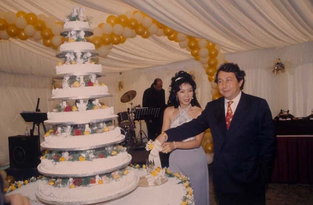 第三段婚姻就是在1994年，與著名法籍練馬師賓康結婚