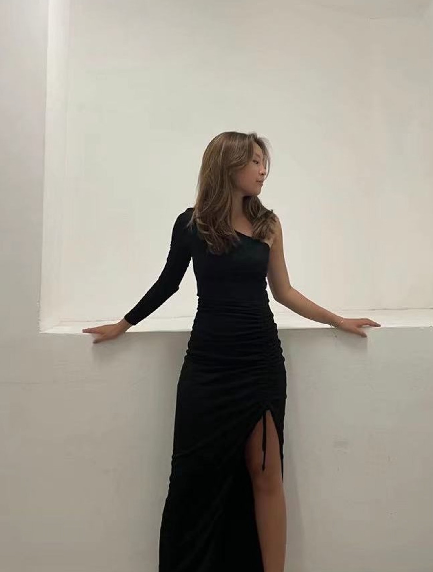 一身古銅色的肌膚散發出健康美
