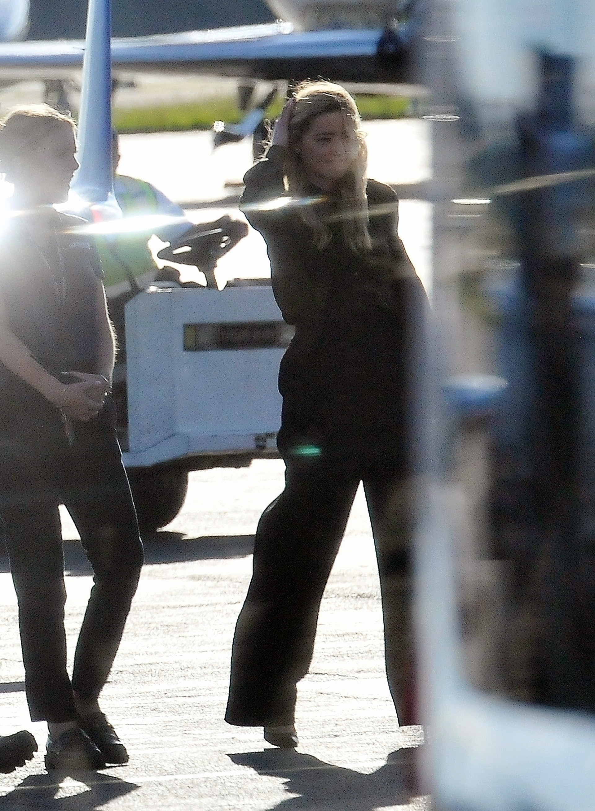 Amber Heard穿墨綠色短版上衣配高腰寬褲，手上提著一個Saint Laurent皮革肩背袋，全身上下都是名牌。