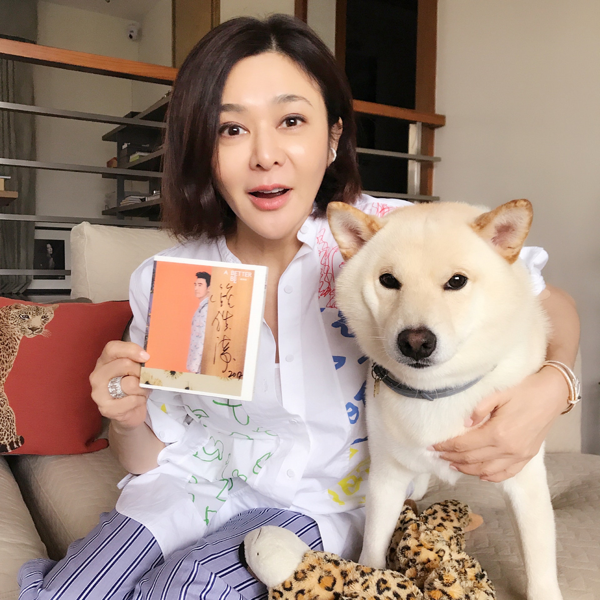 關之琳豪宅的客廳很寬闊。