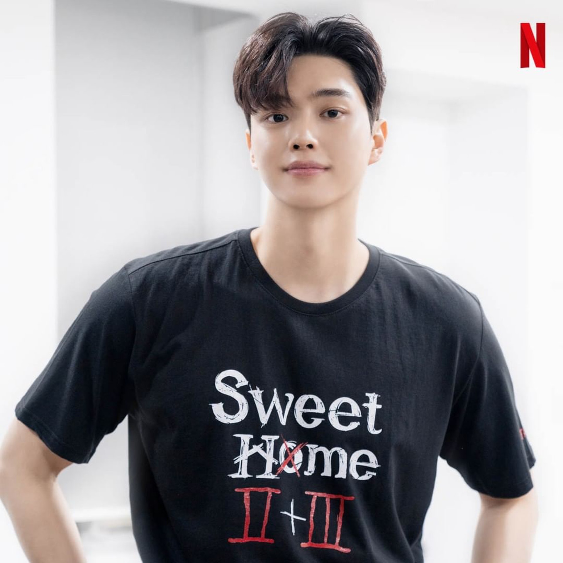 宋江與一眾劇中演員穿上Sweet Home的T恤,證實他有份參演第二季。