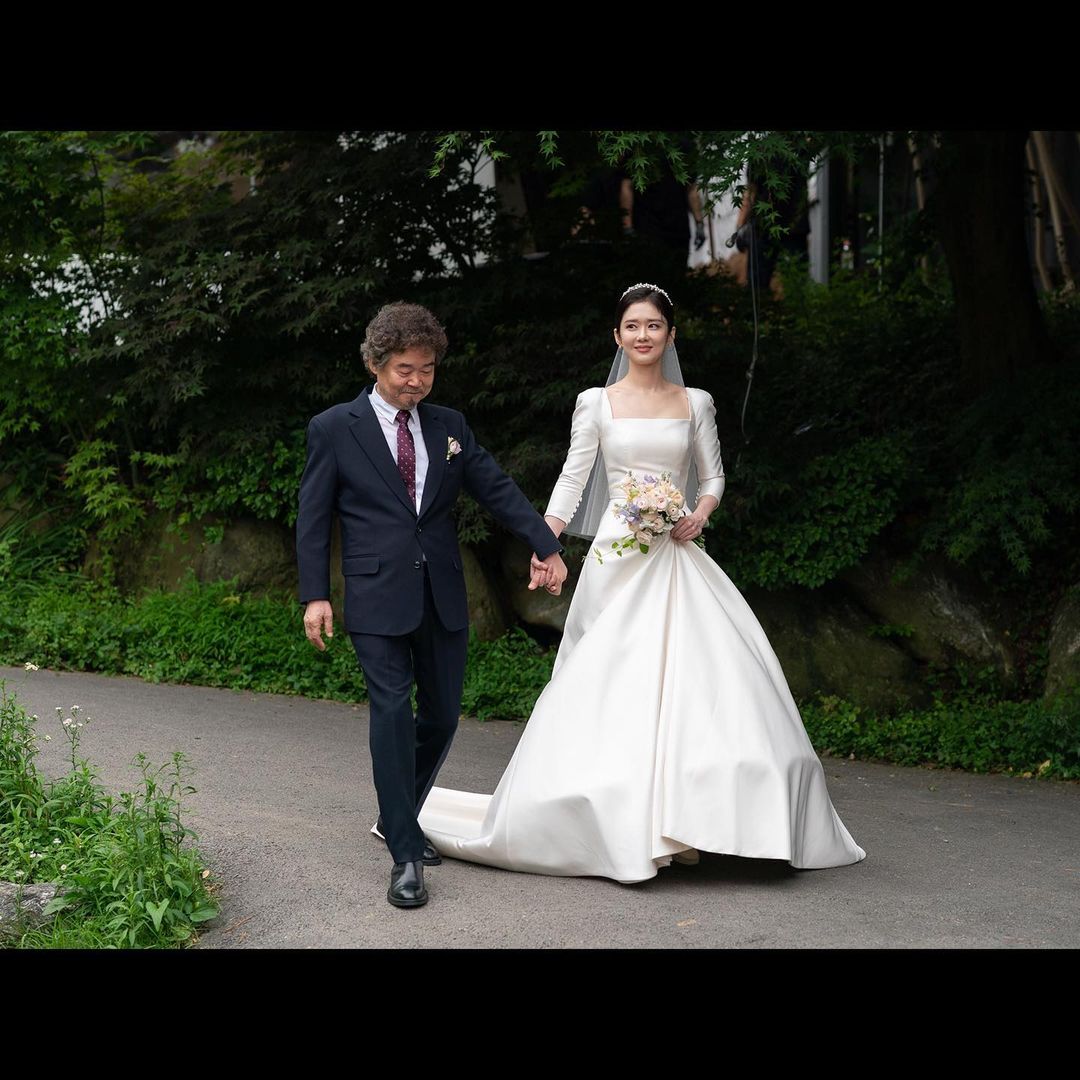 張娜拉由爸爸帶進場