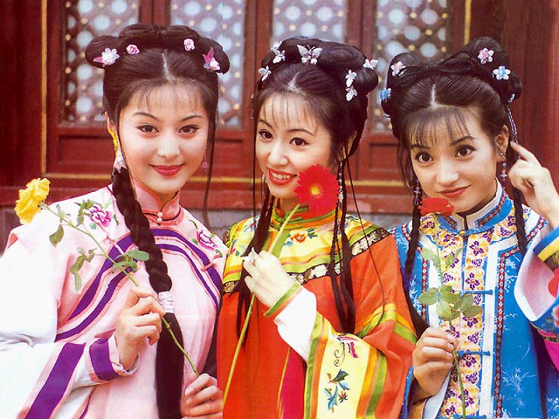趙薇於1997年憑著瓊瑤電視劇《還珠格格》紅遍兩岸三地。
