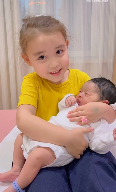 Doris與妹妹Hatti有血緣關係。