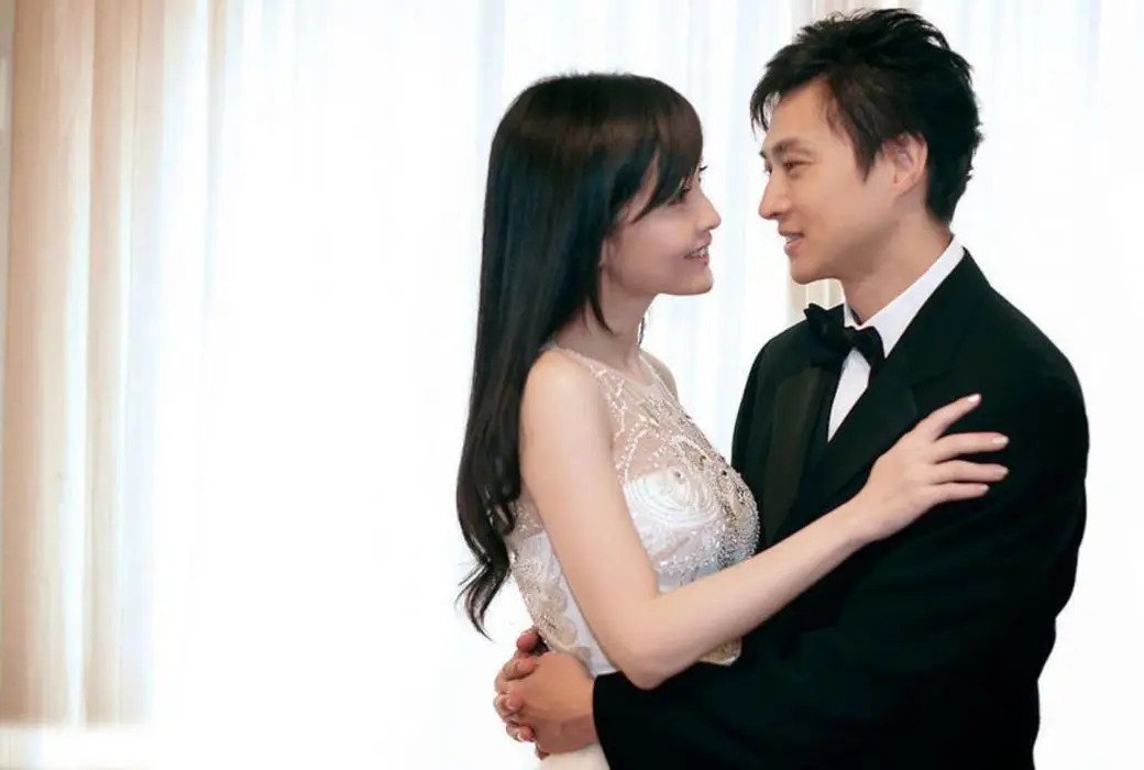 周慧敏在發出與倪震分手的聲明13日後突然出現大反轉，兩人宣布結婚。