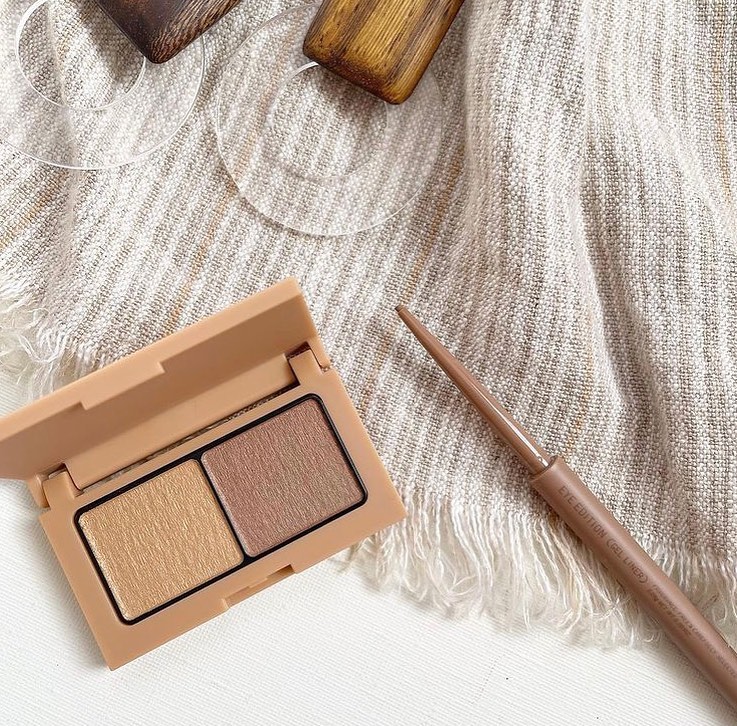 美編早已入手「深邃雙色眼影」(#09 榛果拿鐡)及「極幼柔滑眼線筆」(#04 橙銅啡)為今夏妝容作好準備。
