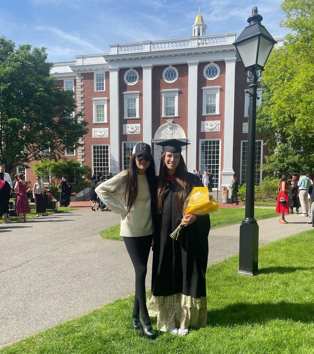 Vera Wang(王薇薇)出席女先的畢業典禮