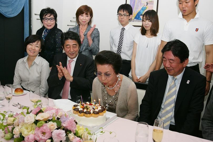 安倍晉三2013年為母親慶祝85歲生日時舊照