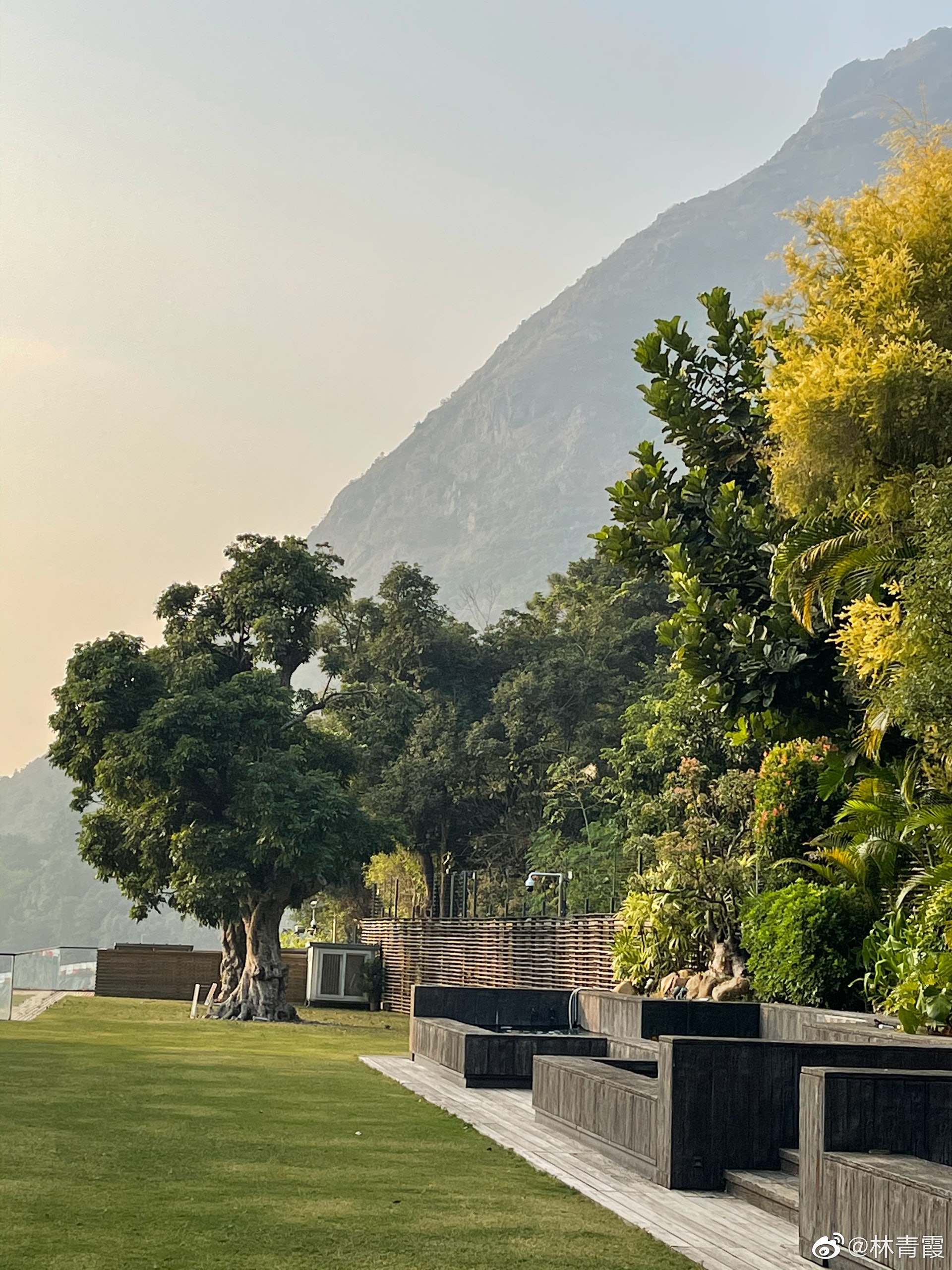 林青霞曾公開過豪宅內景,後花園佔地3萬呎。