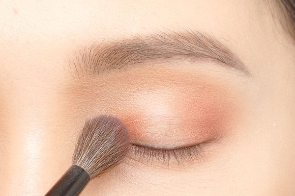 畫眼影錯誤的方法:從眼頭開始上色。