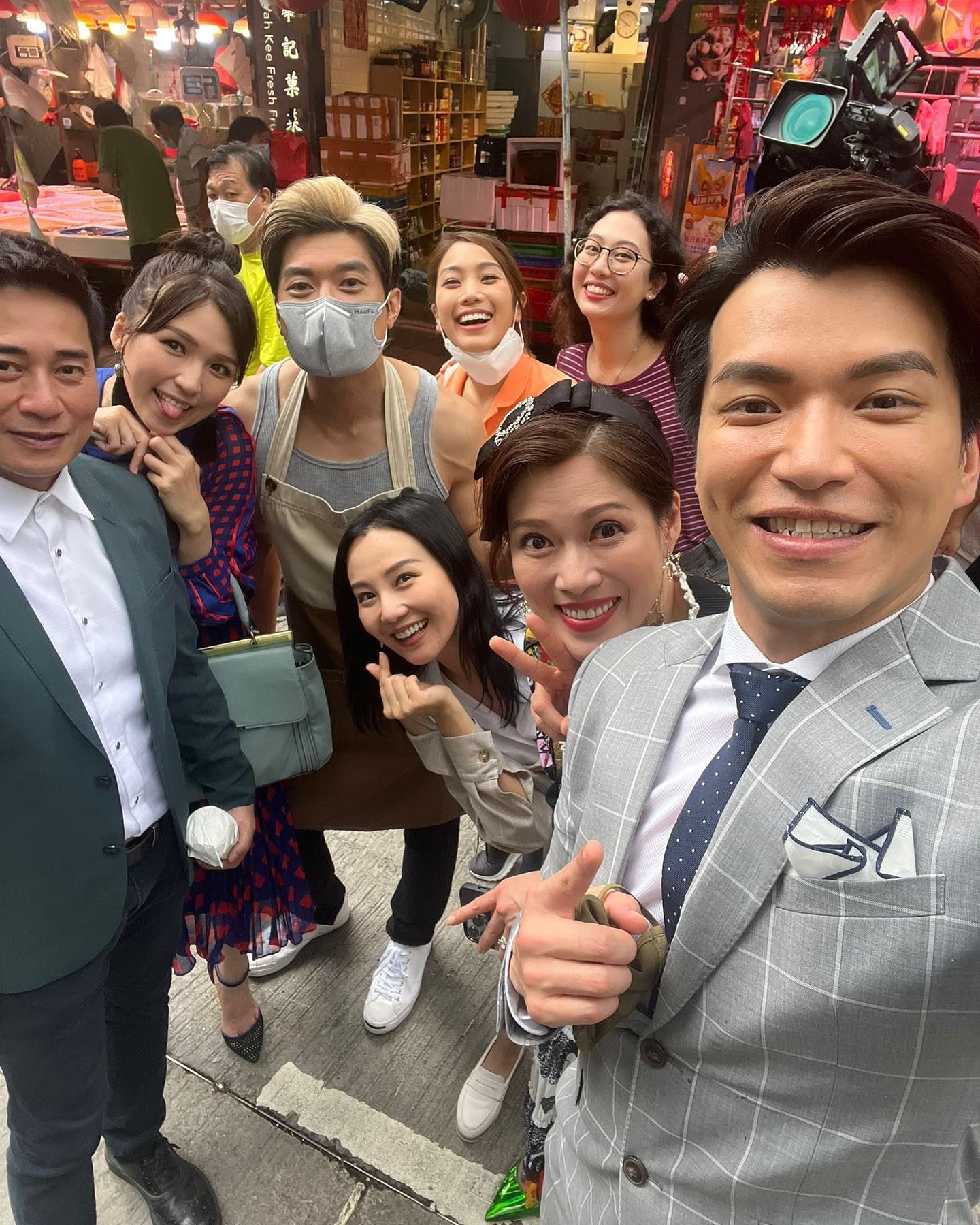 Terry在拍攝期間被路人認錯,以為他是威威,要求合照,Terry則回應:「我係偉偉呀!」