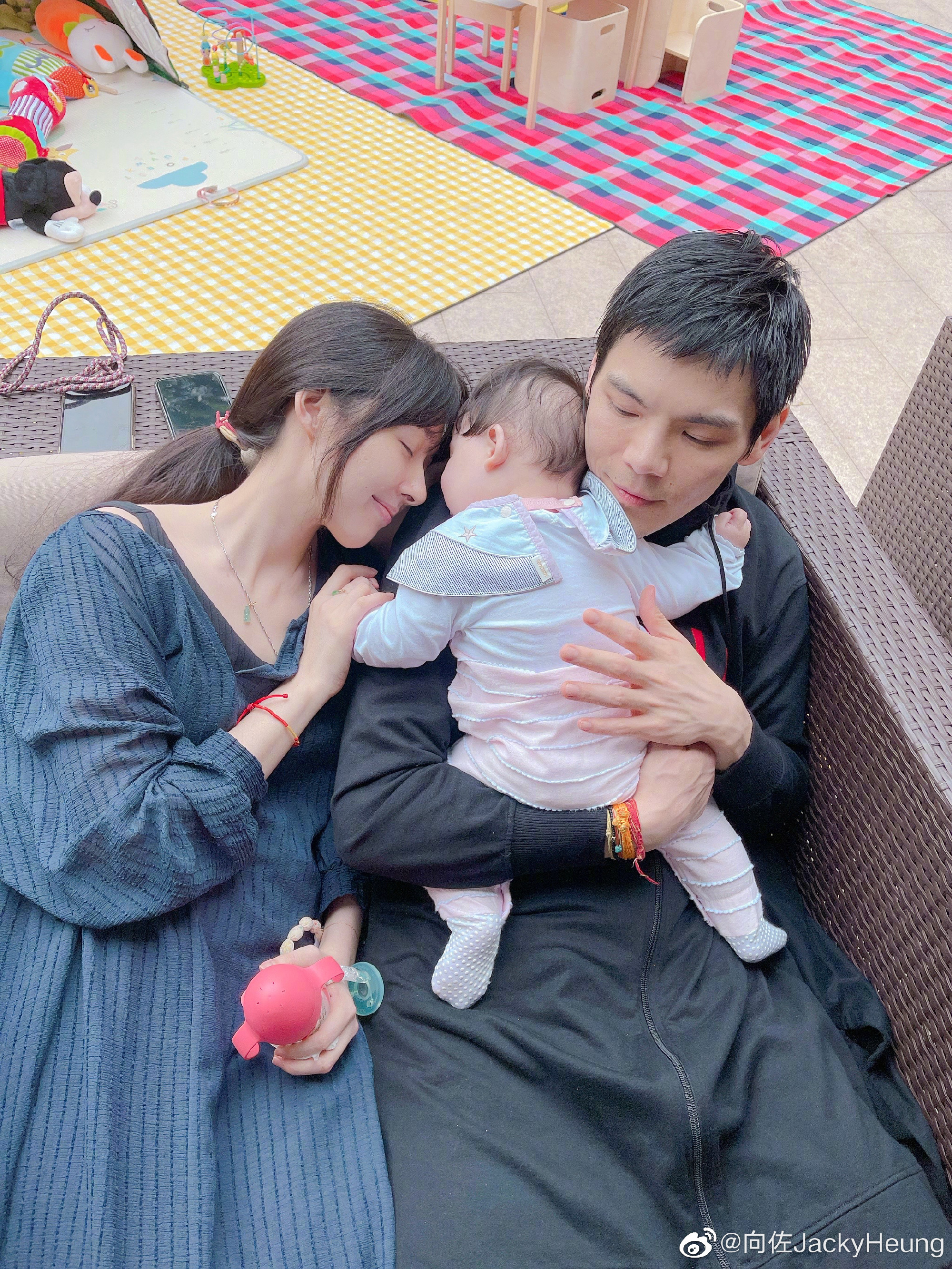 郭碧婷與向佐一家人非常溫馨