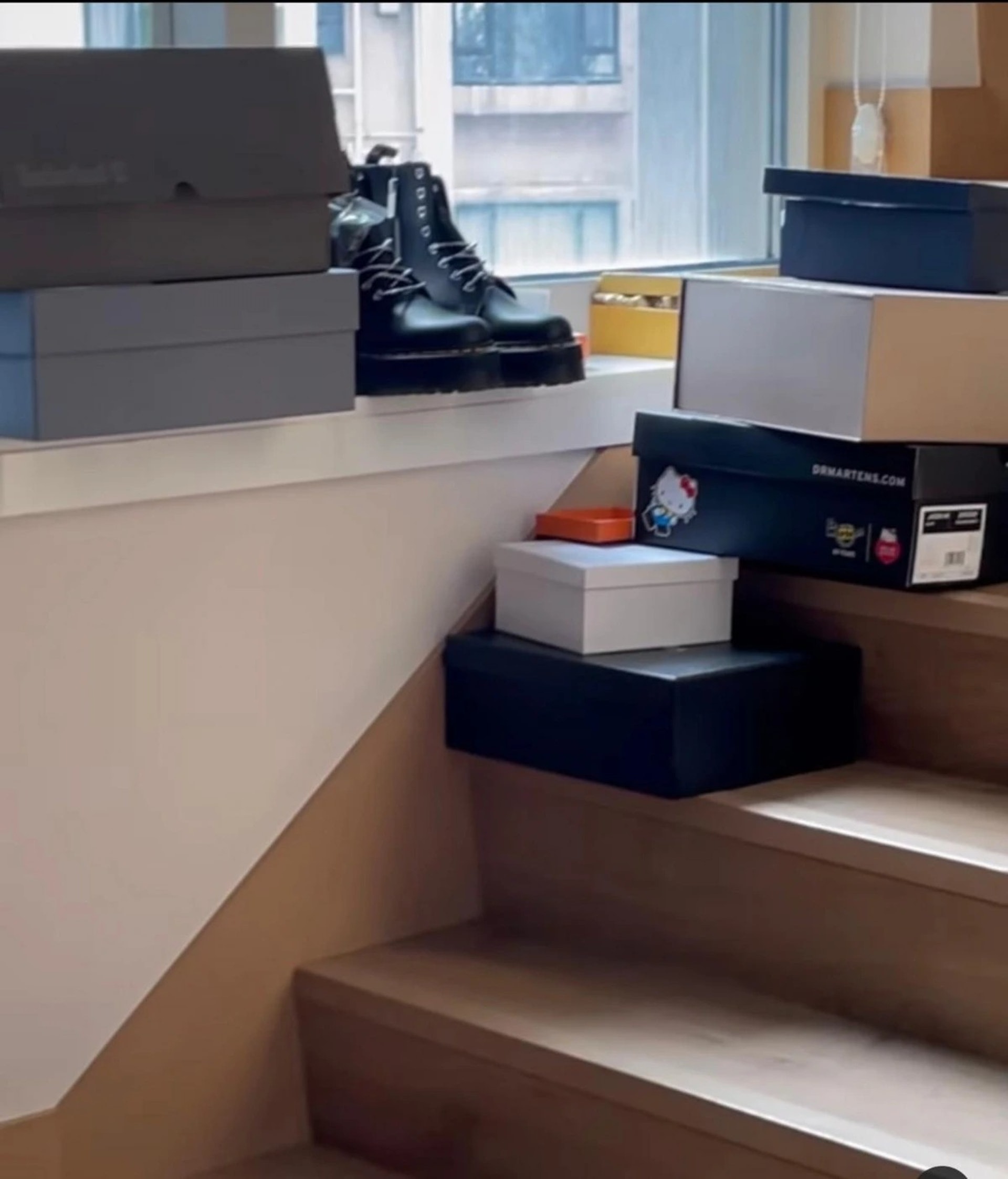 家中樓梯佈滿一堆鞋盒。