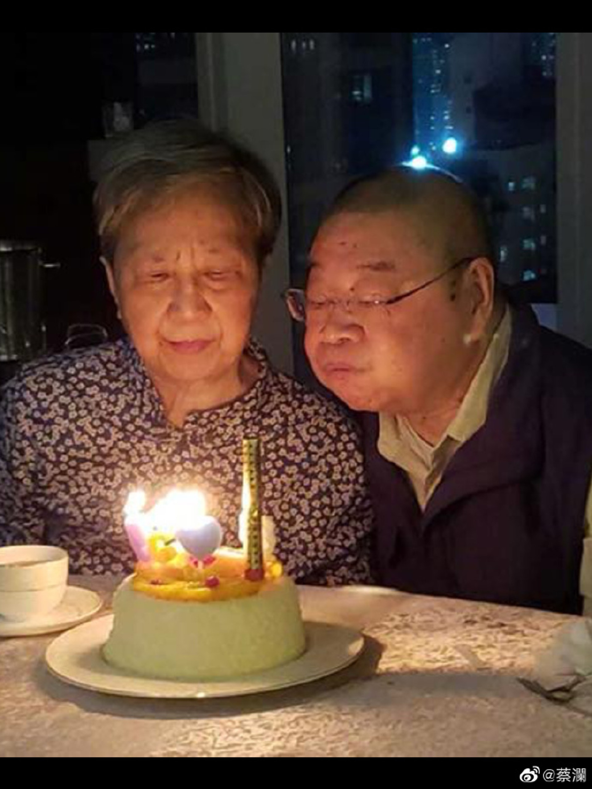 倪匡與太太李果珍每年5月20日都會慶祝結婚紀念日