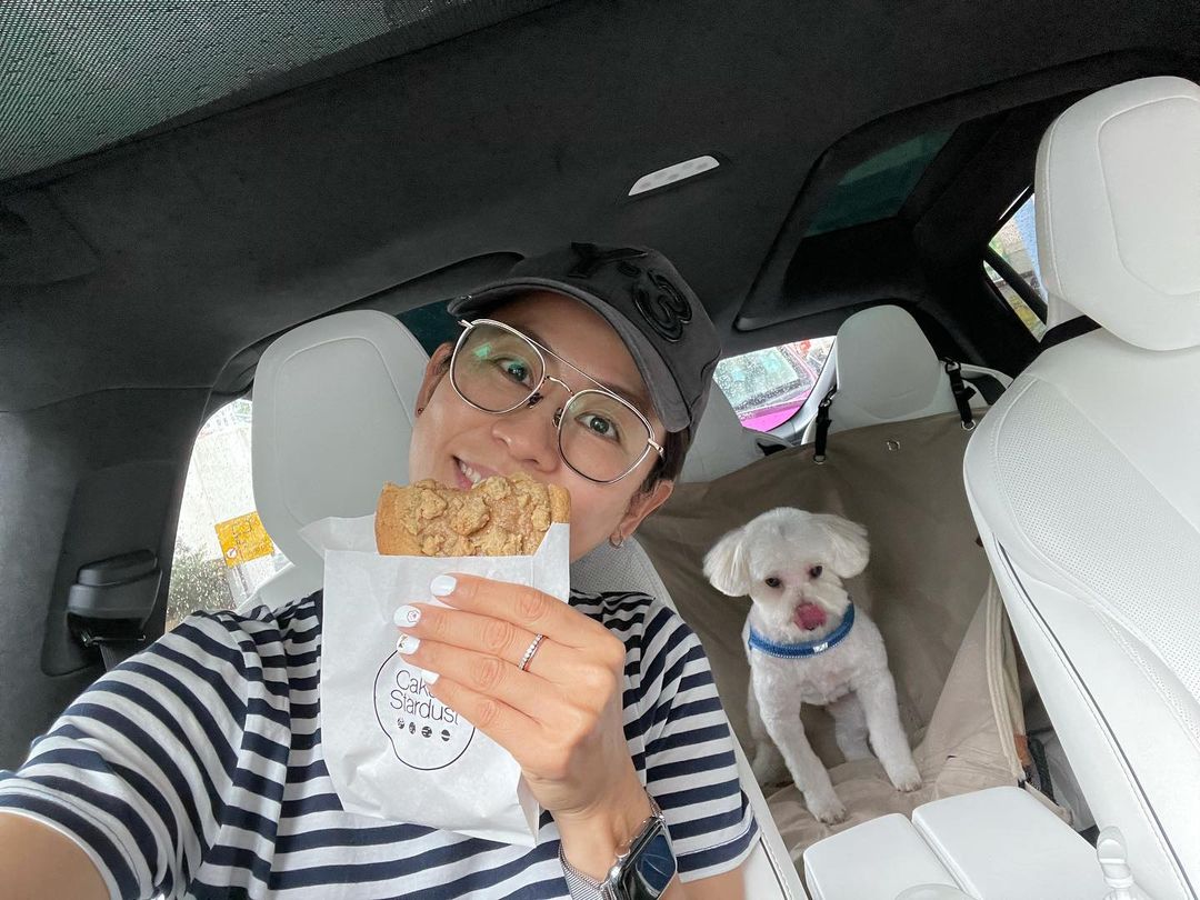 經常在社交網分享近照,完全不介意以素顏示人