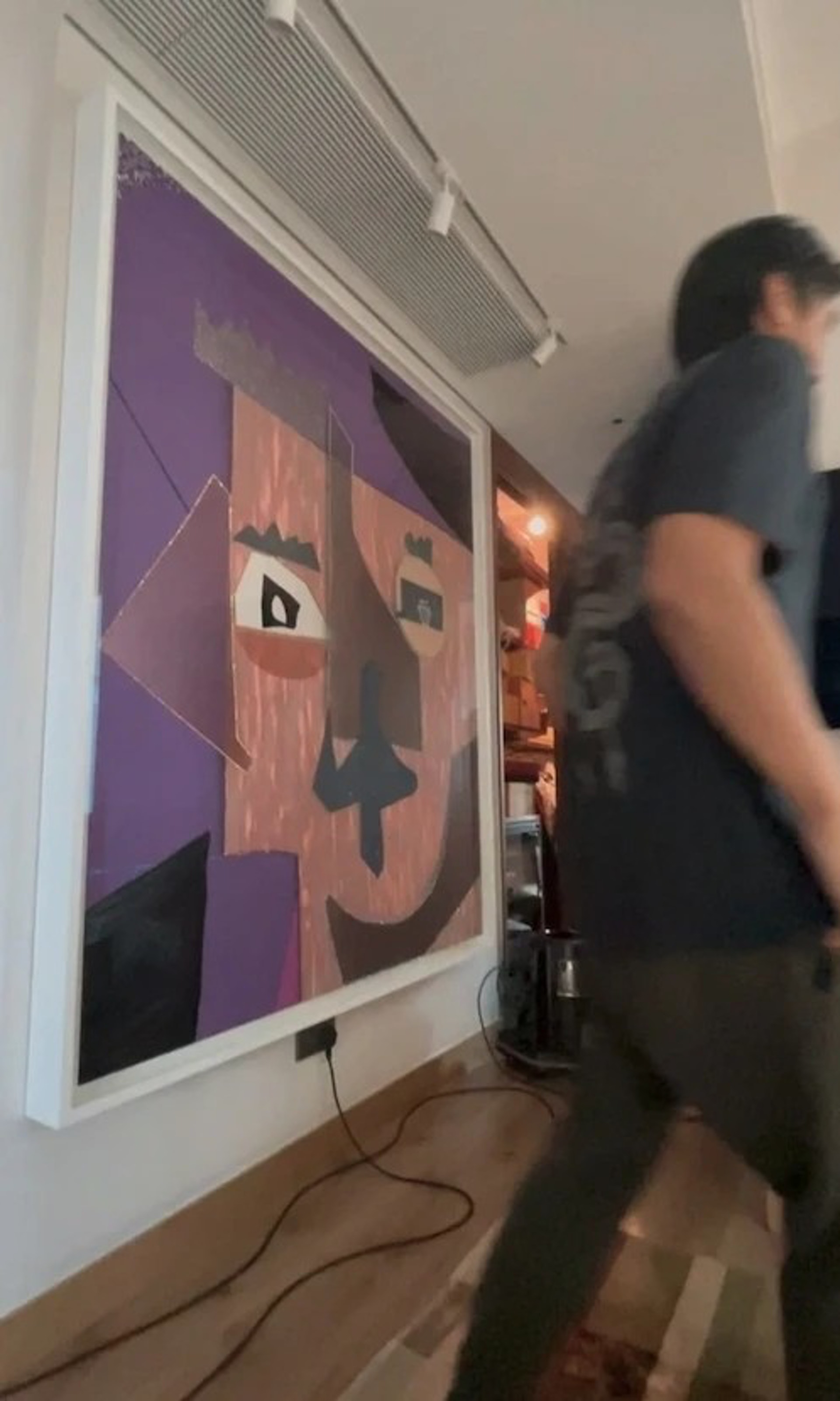 牆上掛著一幅巨型藝術畫作。