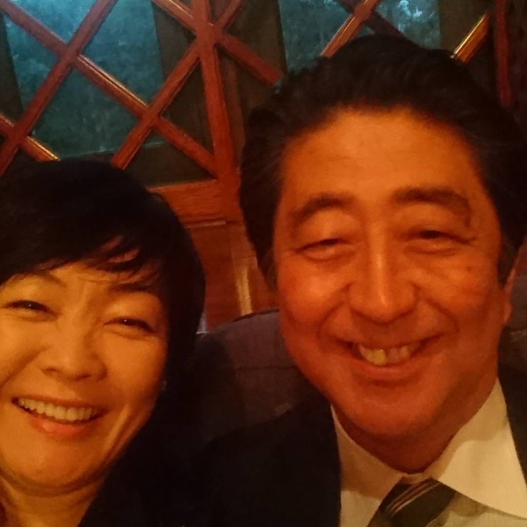 日本前首相安倍晉三與太太安倍昭惠甜蜜自拍