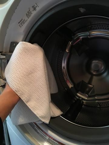 洗衣機的各種隙縫其實亦會積存許多污垢及細菌，可以人手擦洗細節位。