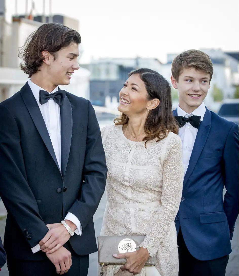 當她再度結婚時,兩名小王子亦有擔任花童