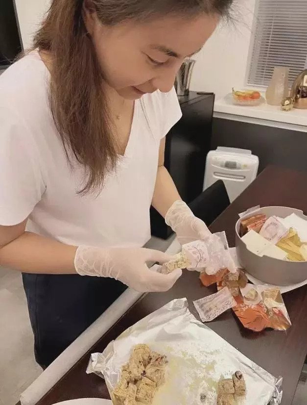 身穿白色短袖衫的郭晶晶素顏出鏡在家製作雪花酥,並露出笑容,溫柔十足。