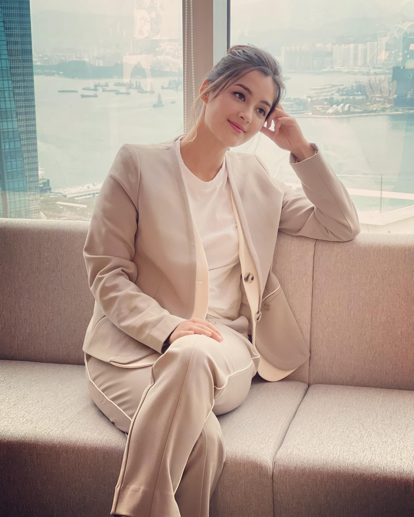 謝嘉怡指香港人「都在苦苦堅持,努力付房租」。