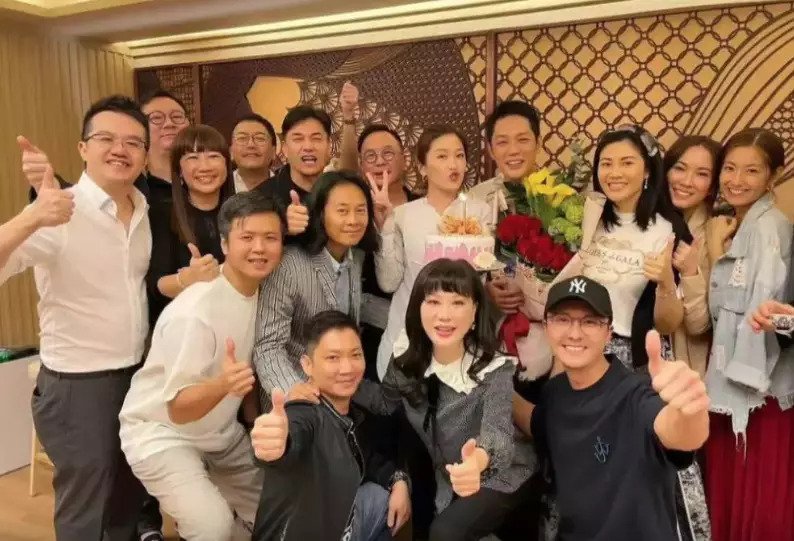 王浩信與陳自瑤一同出席周勵淇的生日會。