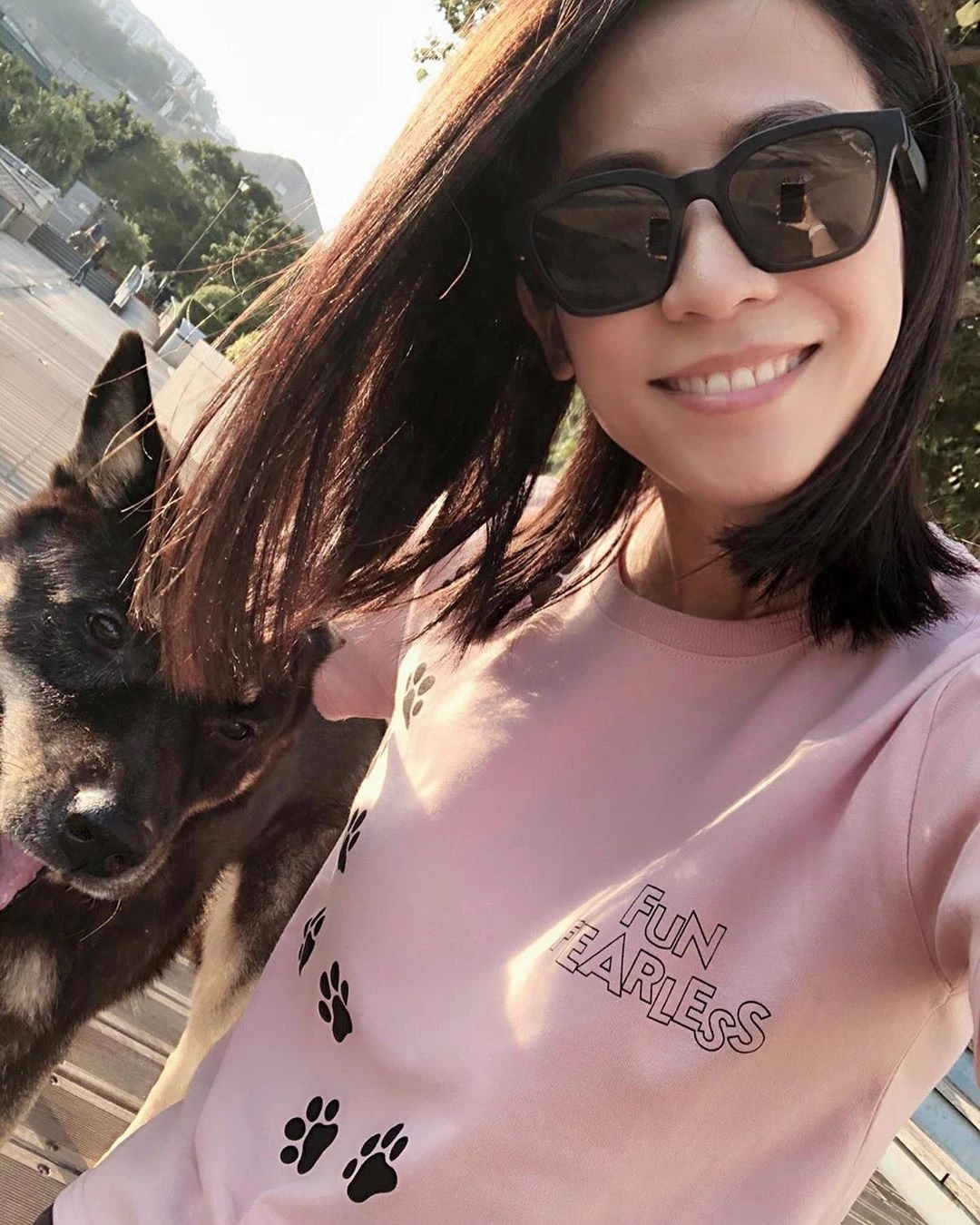 性格優雅低調不浮誇