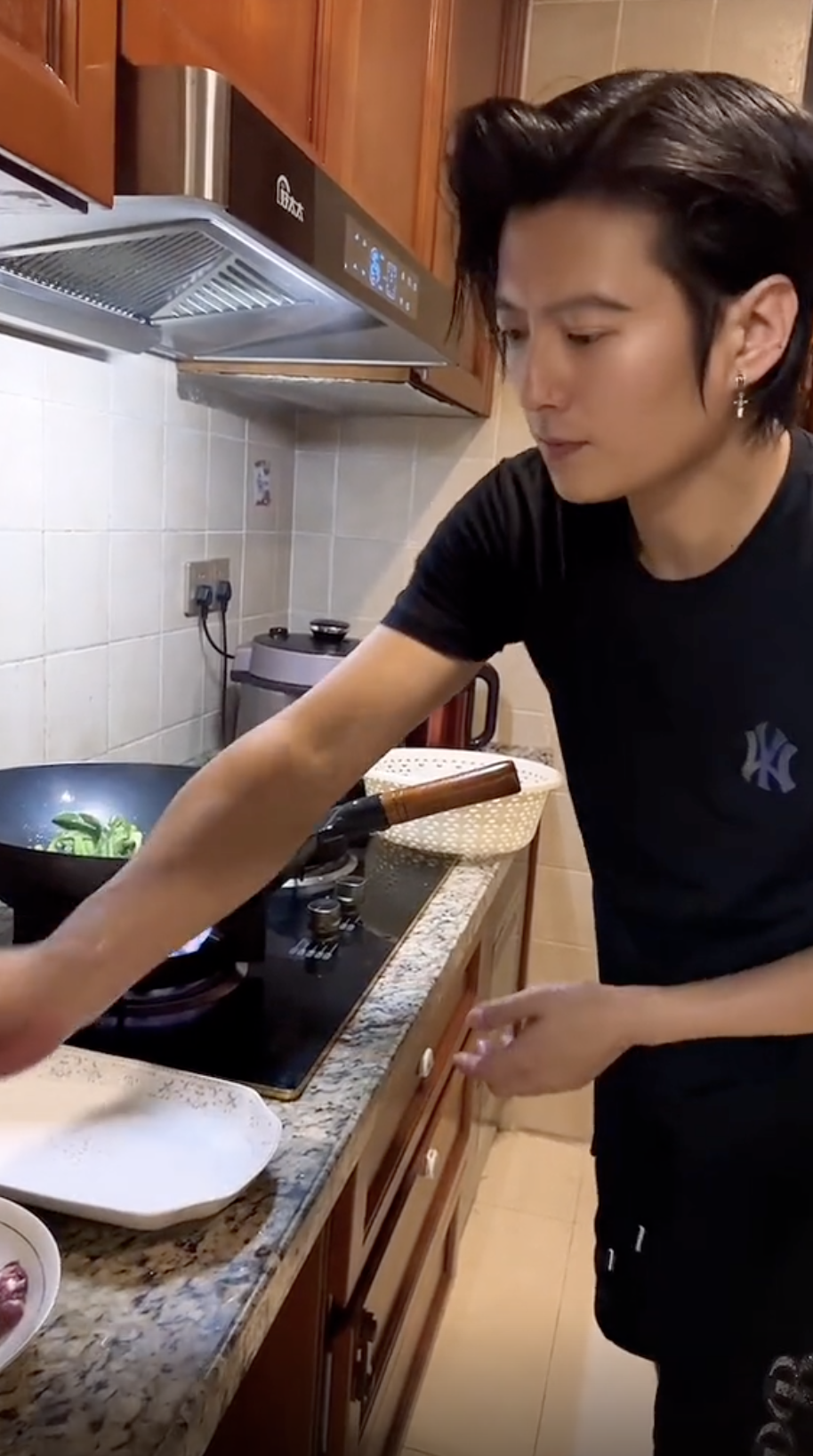 黃寧正面與謝霆鋒不相似