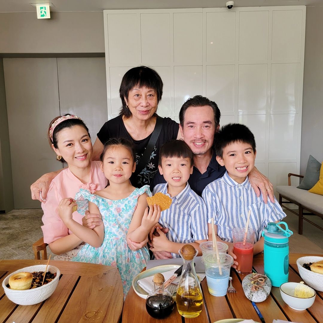 陳豪一家人合照