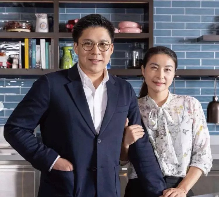 霍啟剛擁有過百億身家,但他卻格外樸素低調,平日只依賴一架平治代步。
