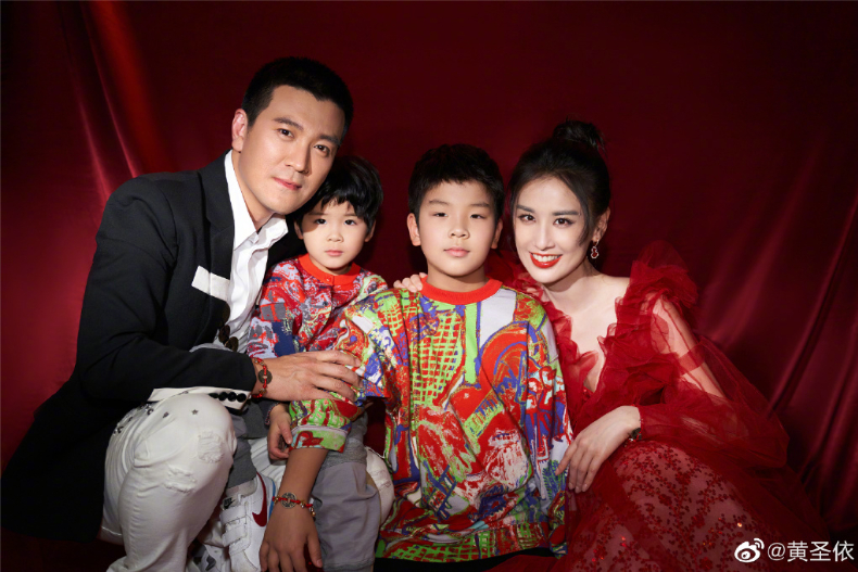 黃聖依一家四口現在好幸福。