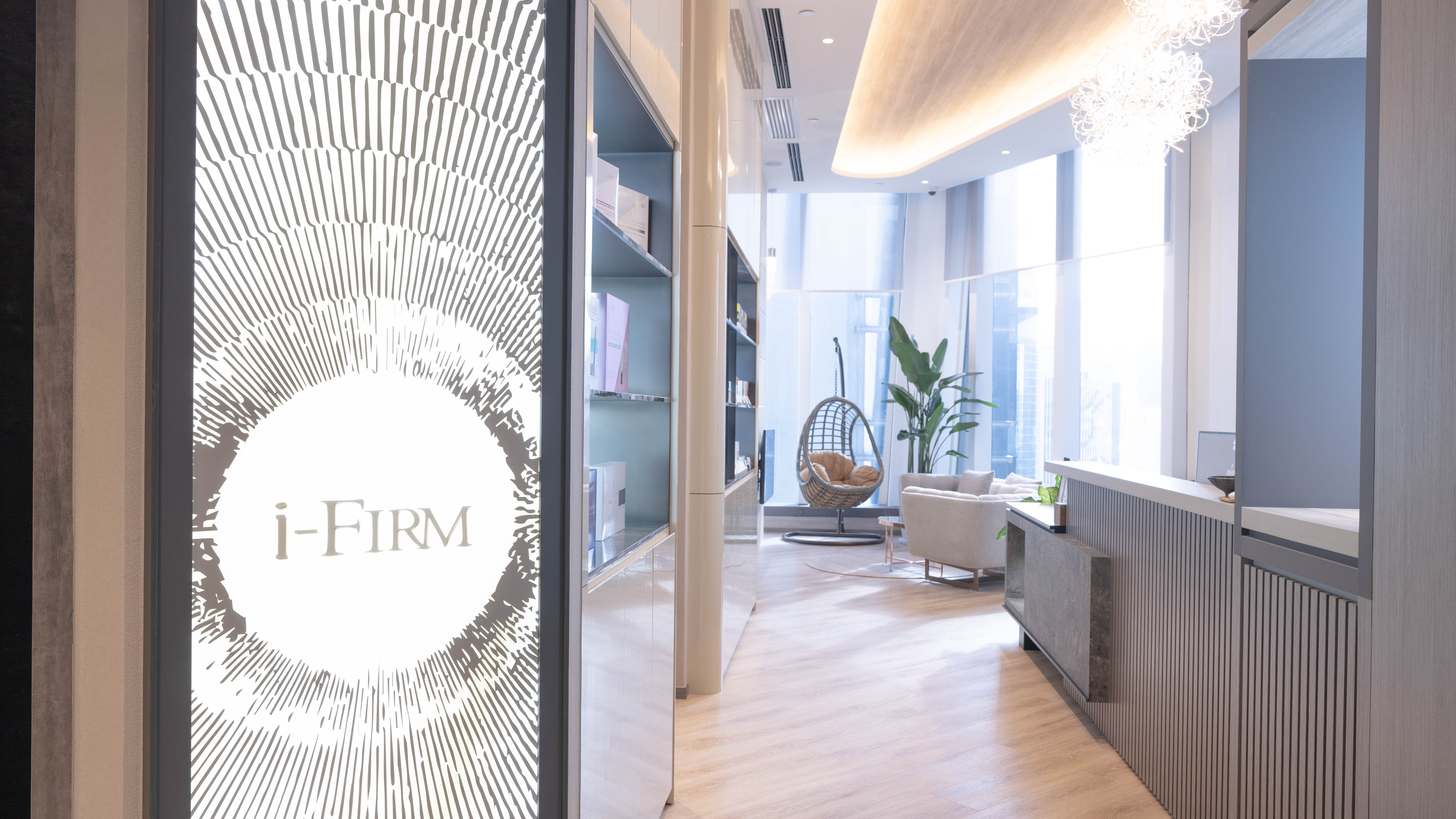 FIRM Cosmo位置銅鑼灣，隣近時代廣場，放工上來做療程很方便。