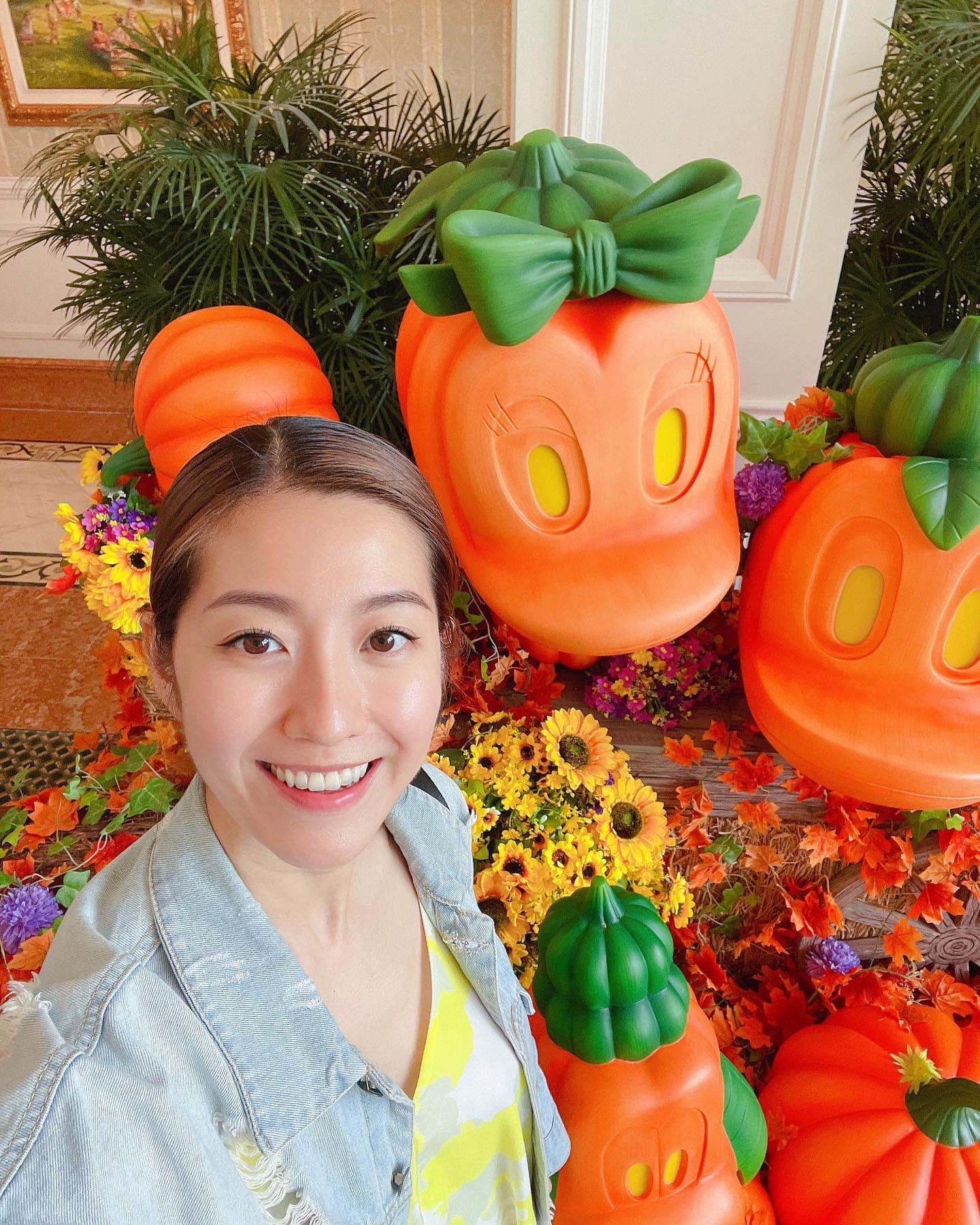 陳自瑤被發現一家三口遊迪士尼。