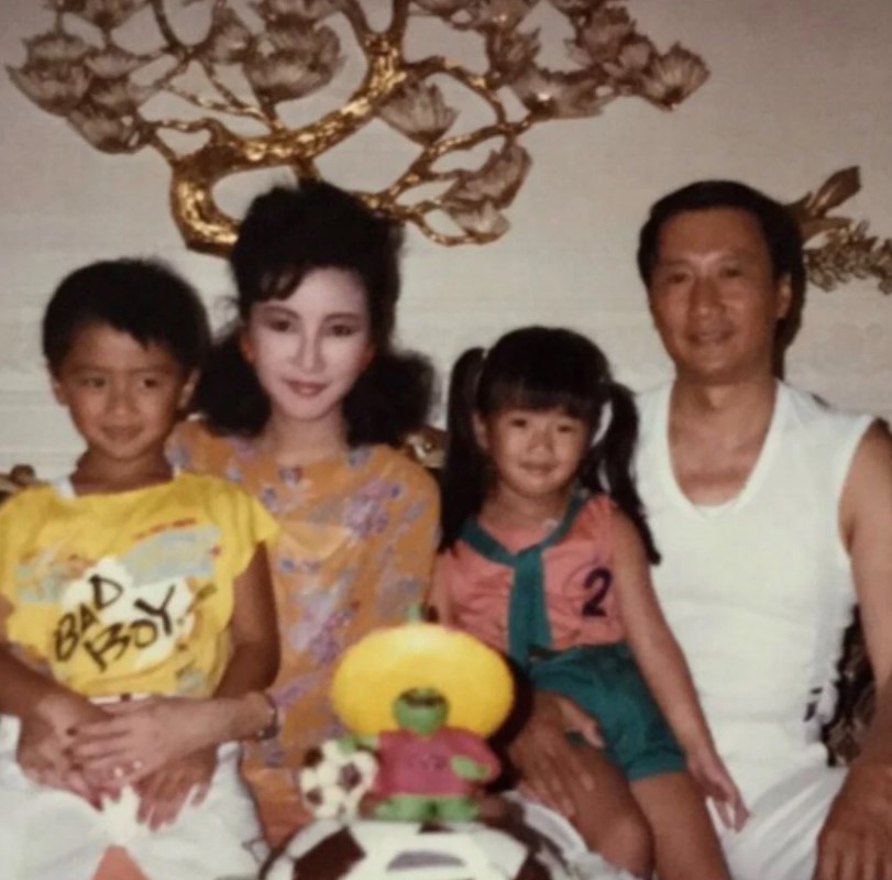 謝霆鋒、謝賢、狄波拉及謝婷婷童年照。