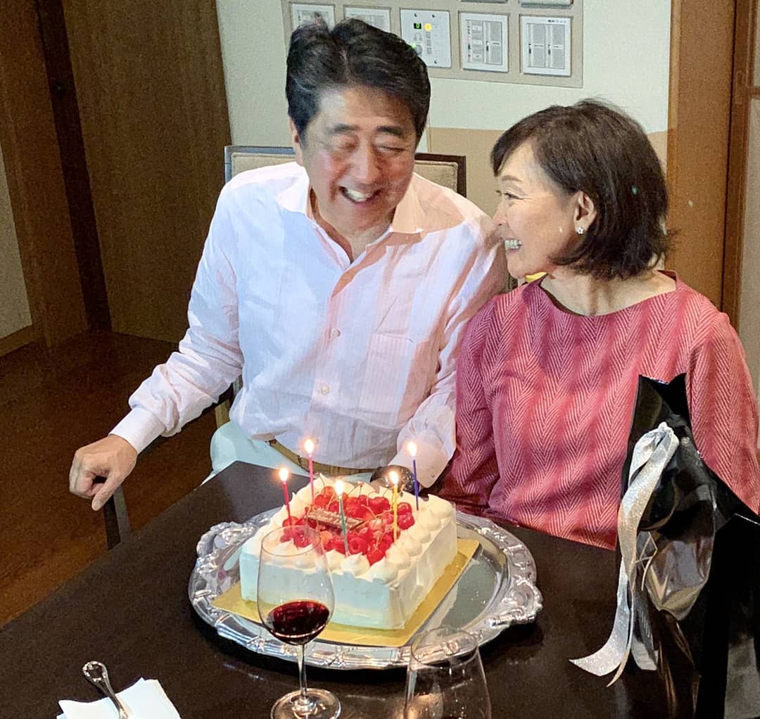 日本前首相安倍晉三與太太安倍昭惠慶祝結婚周年紀念