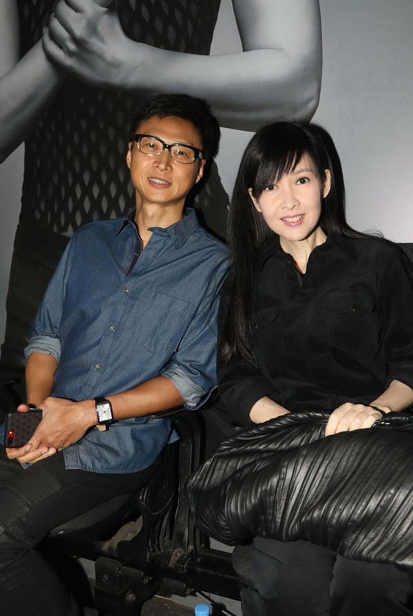 倪震與周慧敏結婚後修心養性。