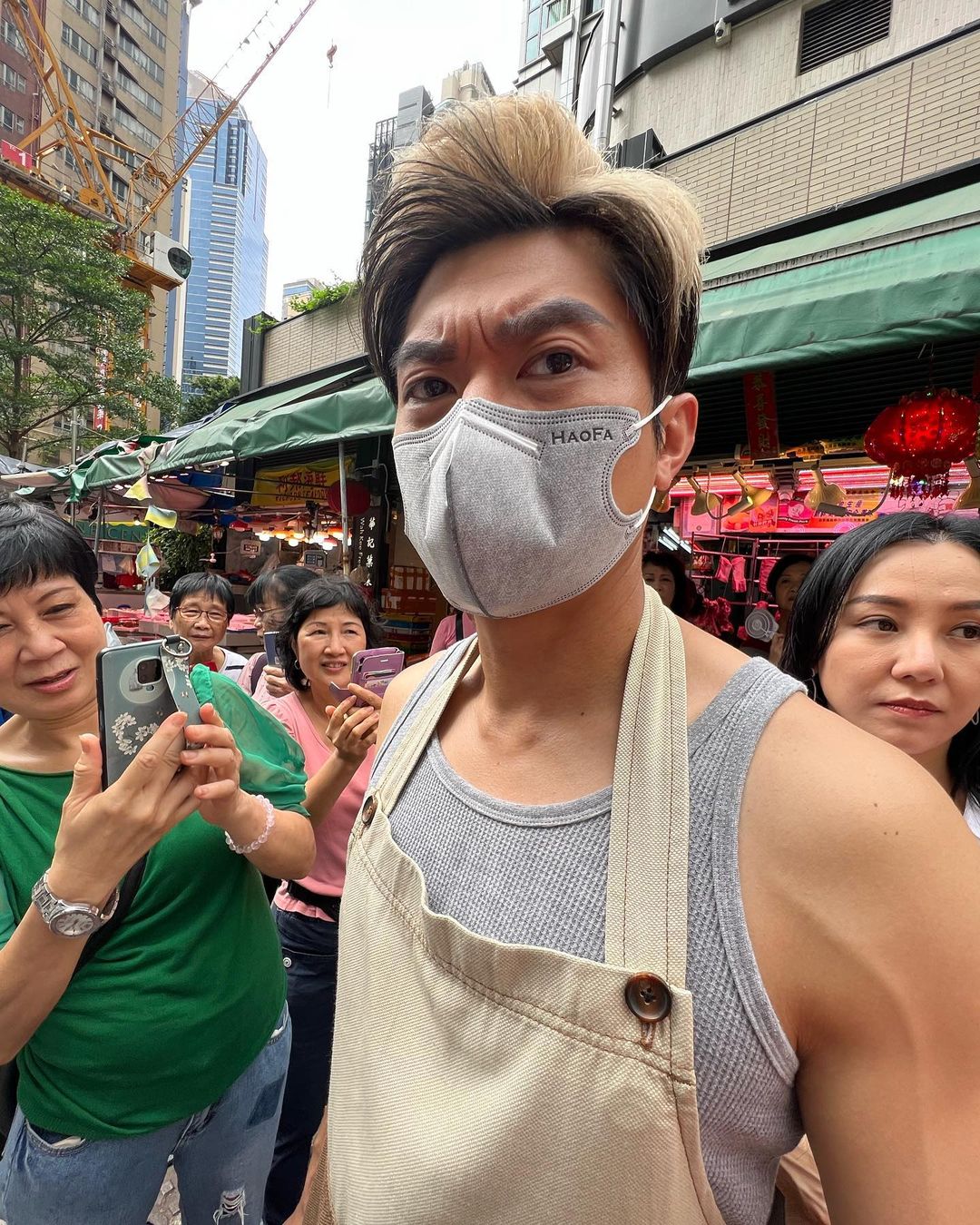 Terry為投入角色而化身街市肉類分割員,疑似影射近日爆紅的「荃灣豬肉檔AK」威威。