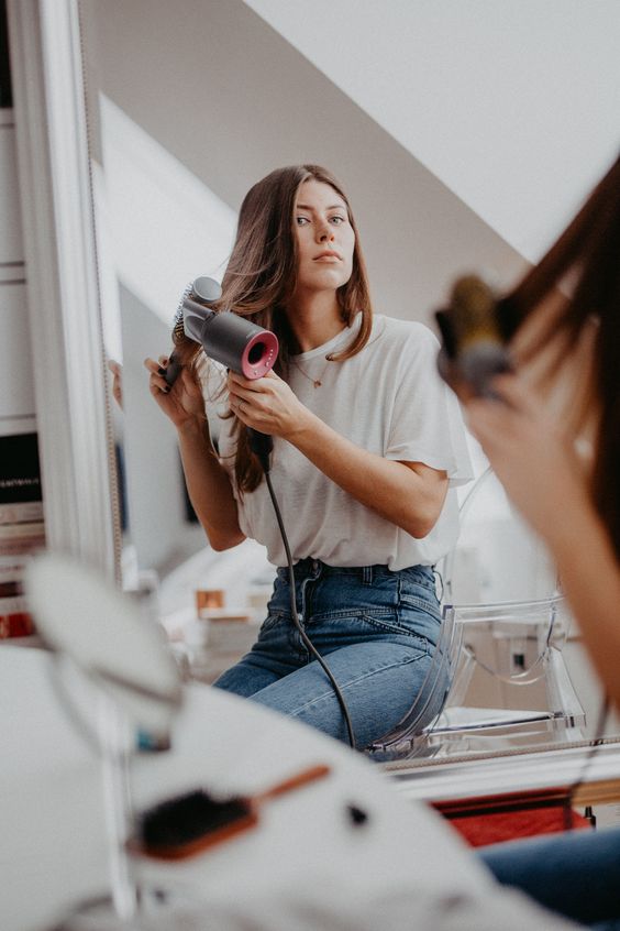 洗髮後千萬不要待髮絲「自然風乾」，這是很傷頭髮的。