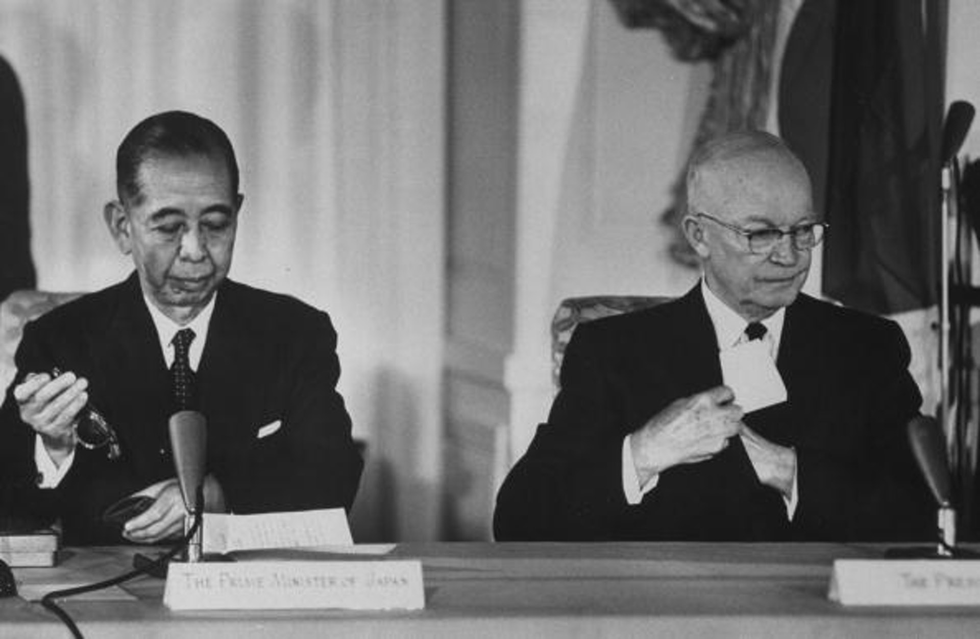 安倍晉三的外祖父、前首相岸信介在62年前也曾遇刺。