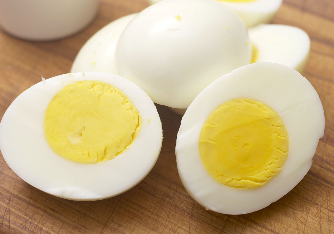 雞蛋中含有葉黃素和玉米黃素，可以幫助提升人體抗紫外線能力高達4倍。