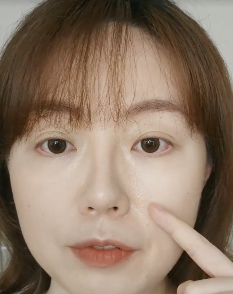 法令紋不但馬上被淡化,而且臉部平整度亦提高了,效果比起用遮瑕膏更好。